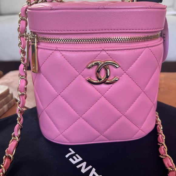 Beautiful pink Chanel vanity bag - Picture 2 of 16